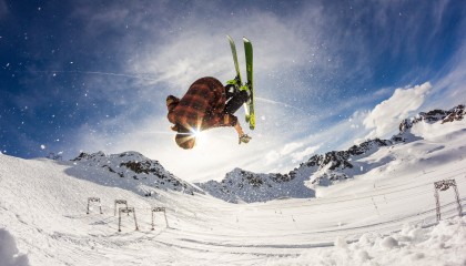 FB体育官网-国足0_0战平中国香港，晋级形势堪忧，国足踢香港以往比分