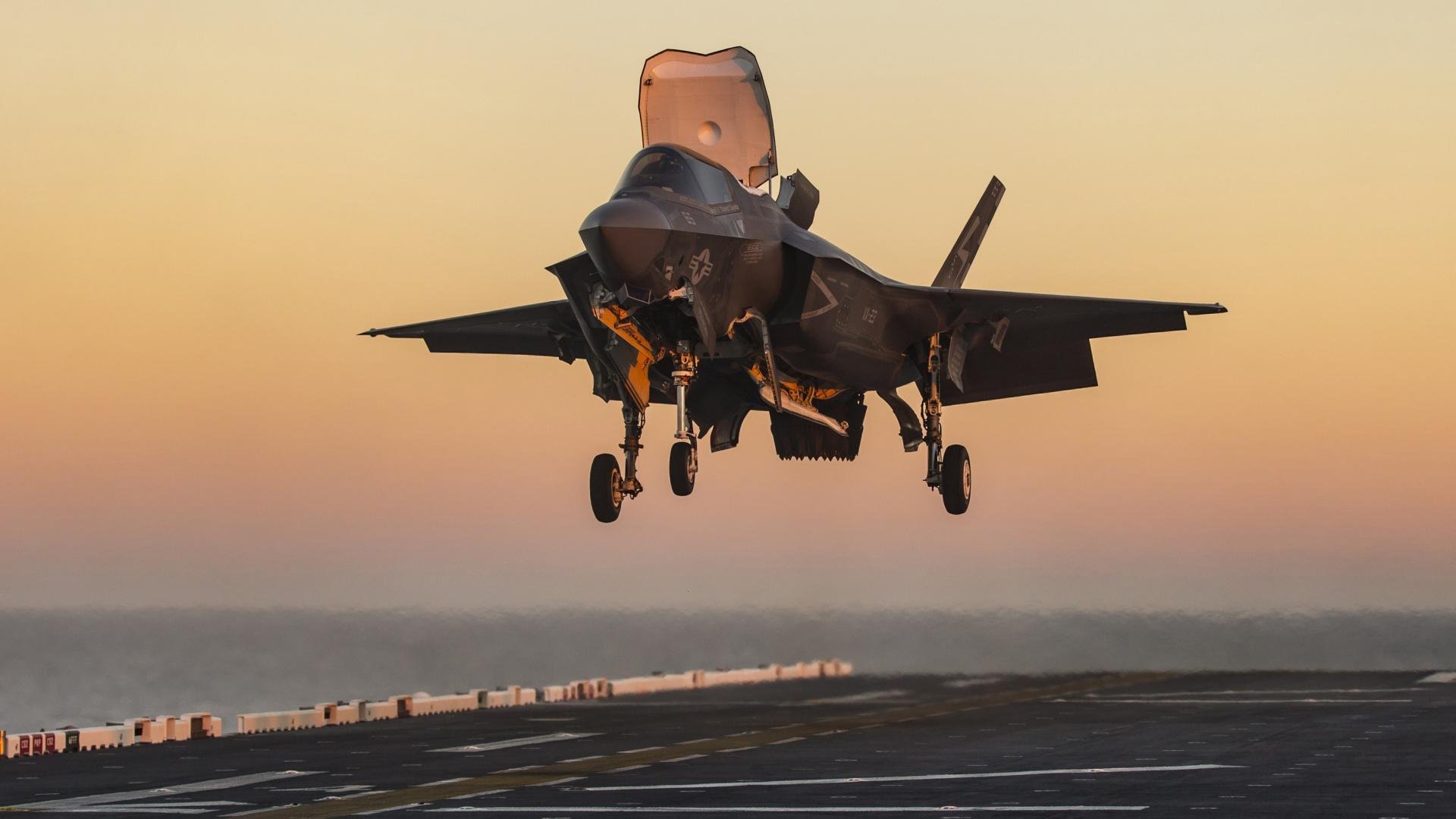 FB体育官网平台-战绩不俗球队交锋，实力对决点燃球场热度，球员冲突