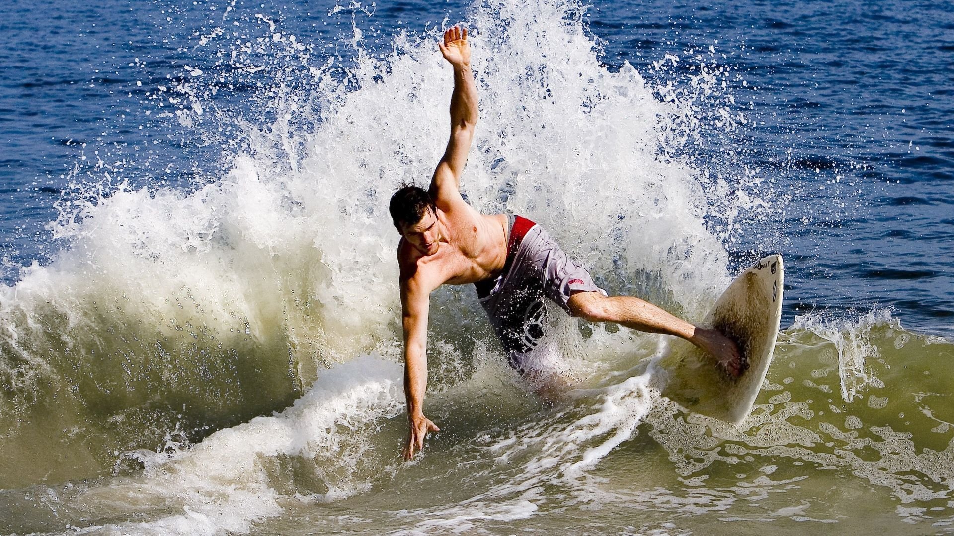 FB体育入口-LOL赛后选手落泪引发网友共情圈粉无数，lol职业比赛选手后面的人是什么