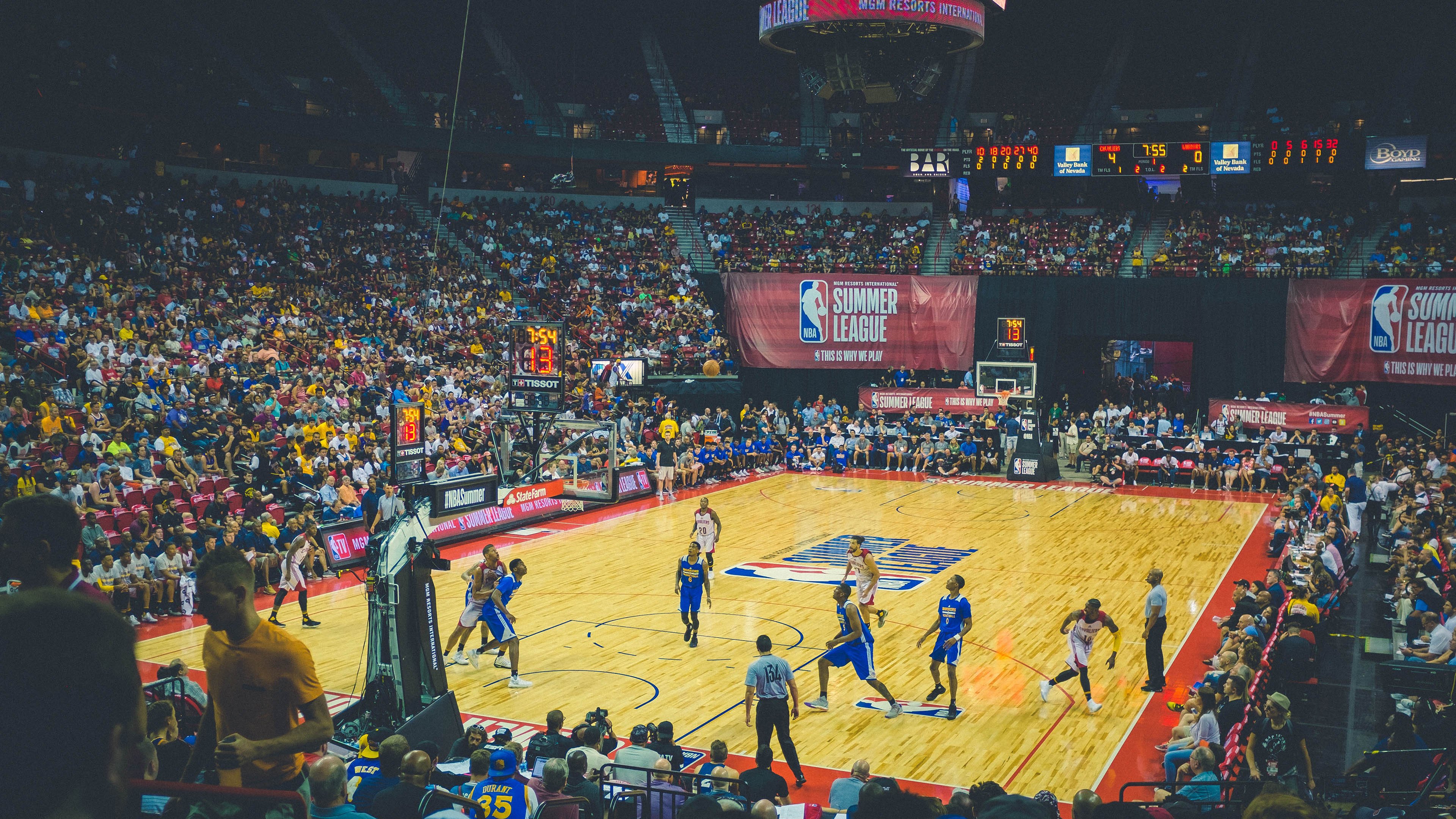 破纪录时刻：历史上最令人振奋的足球瞬间，震撼足球