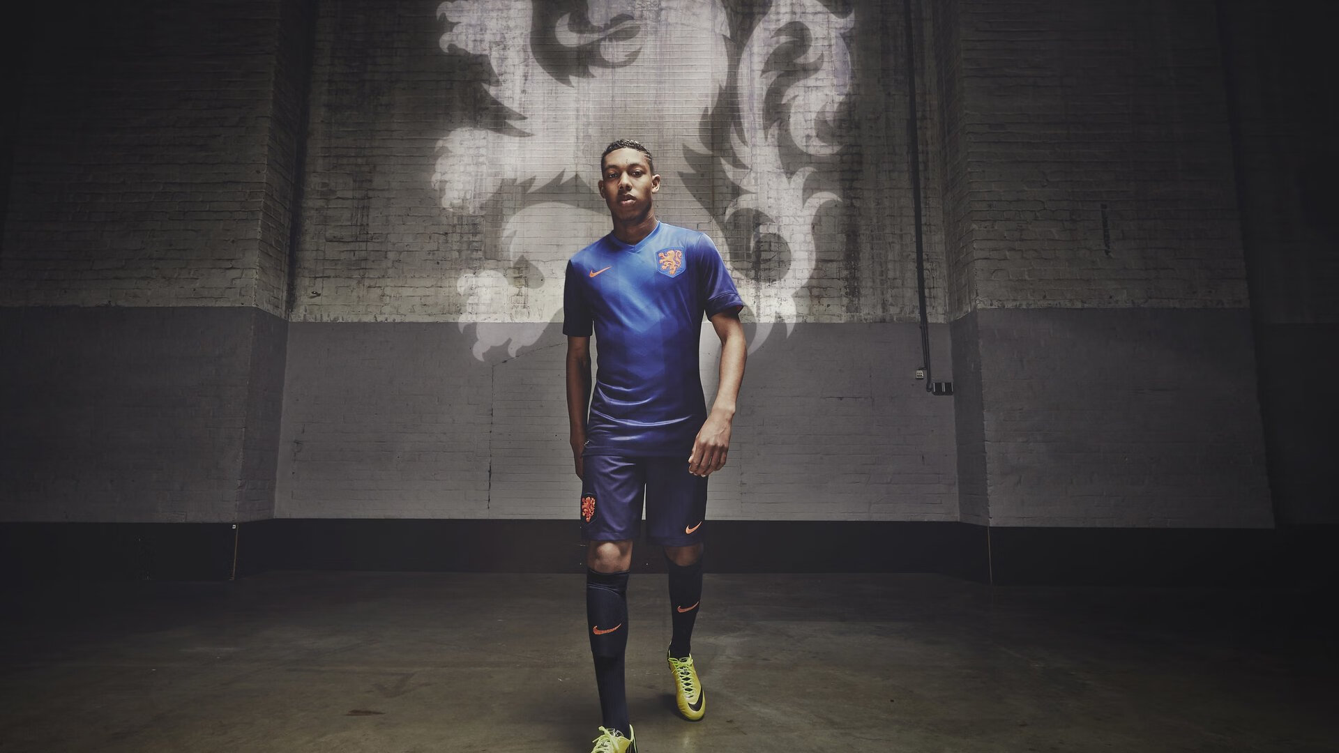 英超战局激烈，精彩反击和战术调整成为亮点，英超打法